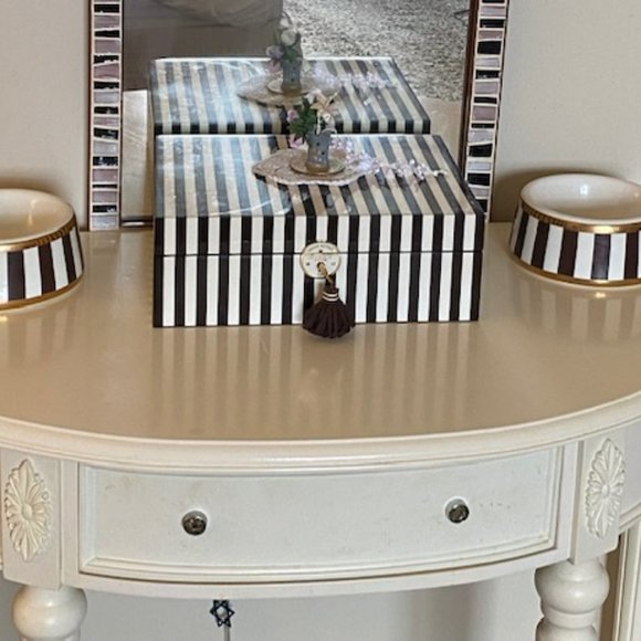 NWT Henri Bendel Pet Dog Bowls Set of 2 but will sell individually. - Picture 3 of 9